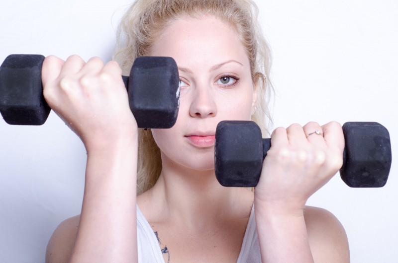 ゴルフを始める女子が取り入れるべき筋トレ（リスト・カール）４つのSTEP